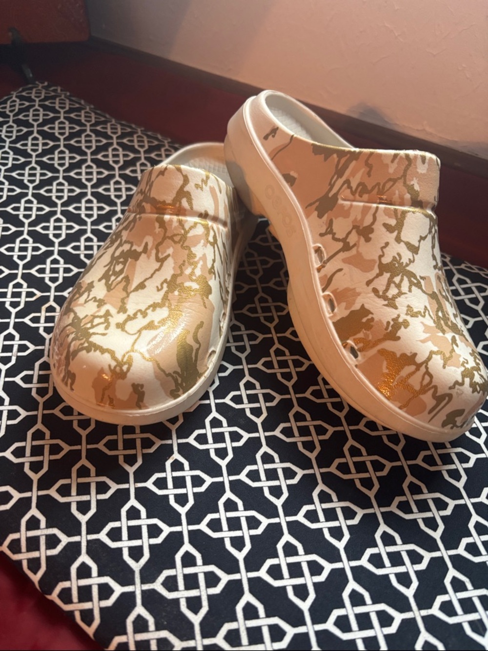 OOFOS Cream Clogs with Metallic Gold Abstract Print